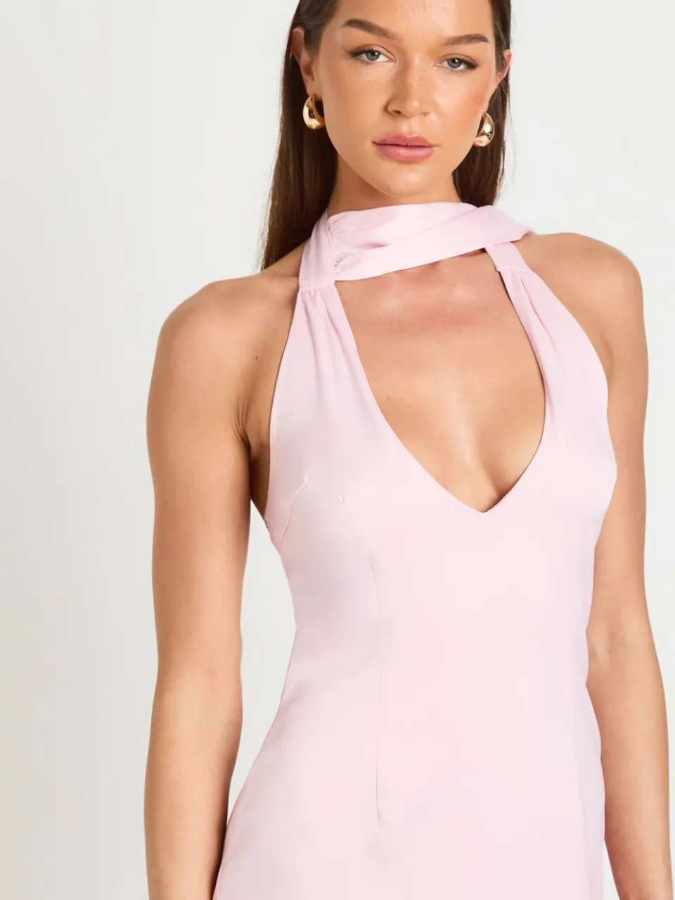 boohoo Dames Satijnen Maxi Jurk Met Diepe V-hals En Nekstrik lichtroze, foto 2