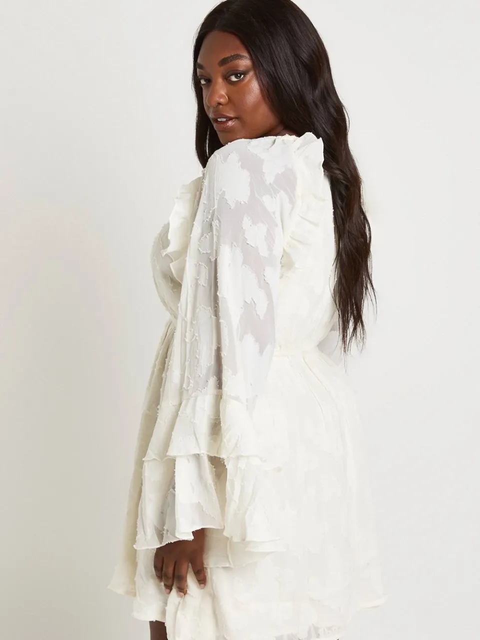 boohoo Dames Plus Burnout bloemenprint met ruches smockjurk ivoor, foto 2