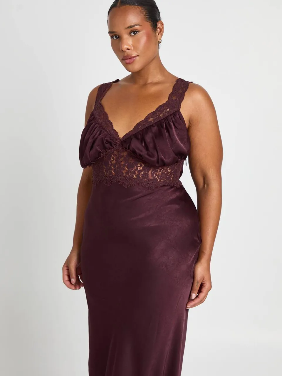 boohoo Dames Plus Crinkle Getextureerde Satijn & Kant Maxi Jurk chocoladebruin, foto 2