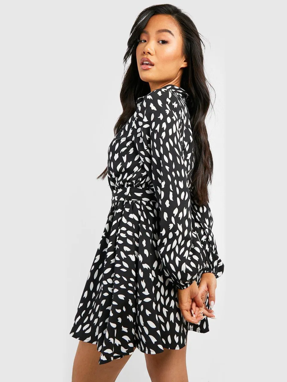 boohoo Dames Petite Smudge Print Skater Shirtjurk zwart, foto 2