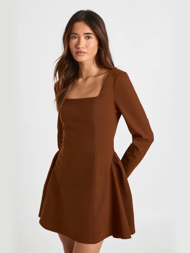 boohoo Dames Vierkante Hals Lange Mouw Wijde Rok Mini Jurk Chocoladebruin