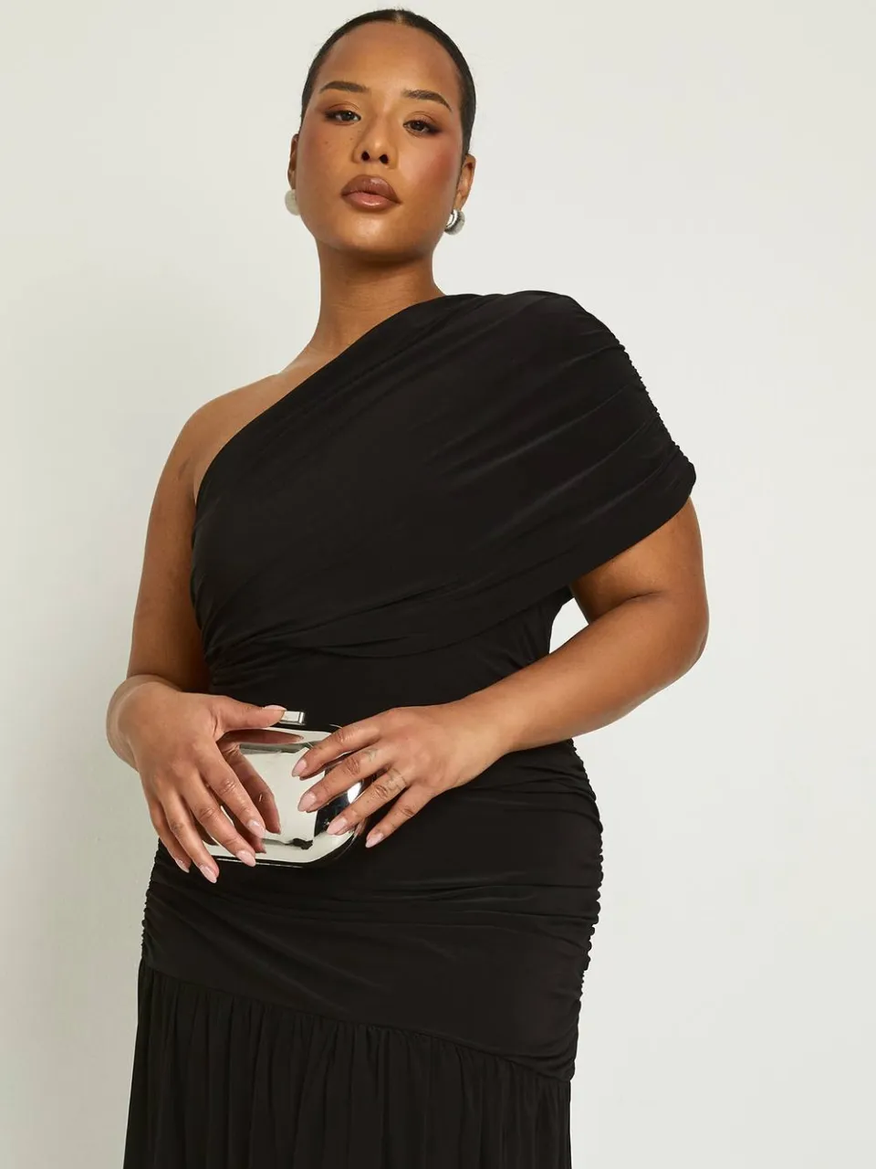 boohoo Dames Plus Asymmetrische Bardot Geplooid Maxi Jurk chocoladebruin, foto 3