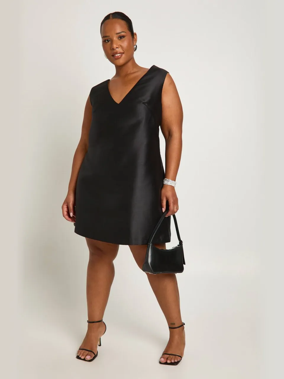 boohoo Dames Plus Diepe V-hals Uitgelijnde Strik Rug Jurk zwart, foto 3