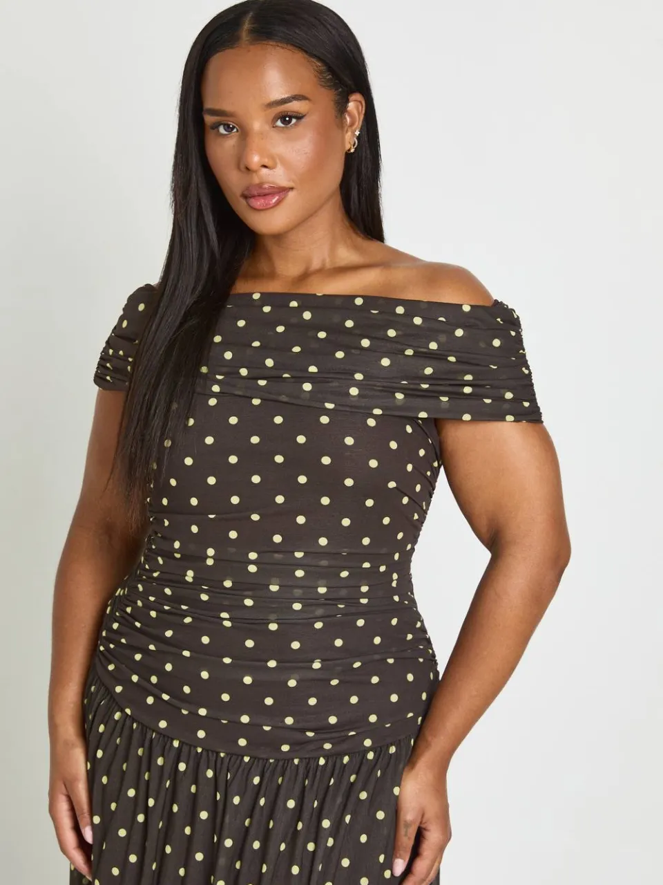boohoo Dames Plus Polkadot Gerimpelde Maxi Jurk Met Verlaagde Taille chocoladebruin, foto 3