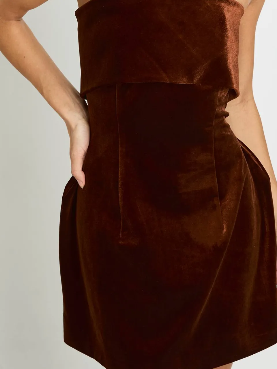 boohoo Dames Lange fluwelen Bardot crepe jurk chocoladebruin, foto 4