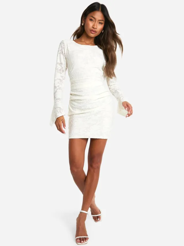 boohoo Dames Jacquard Bloemen Mini Jurk met Uitlopende Mouwen Ivoor