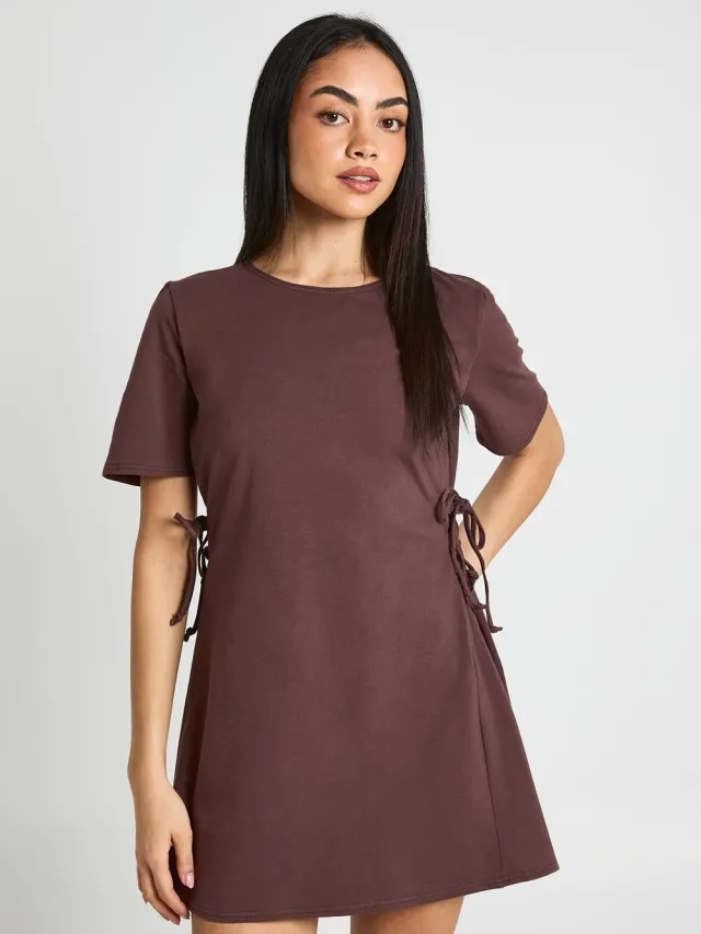 boohoo Dames Katoenen T-shirt Jurk Met Strikdetail Aan De Zijkant Chocoladebruin