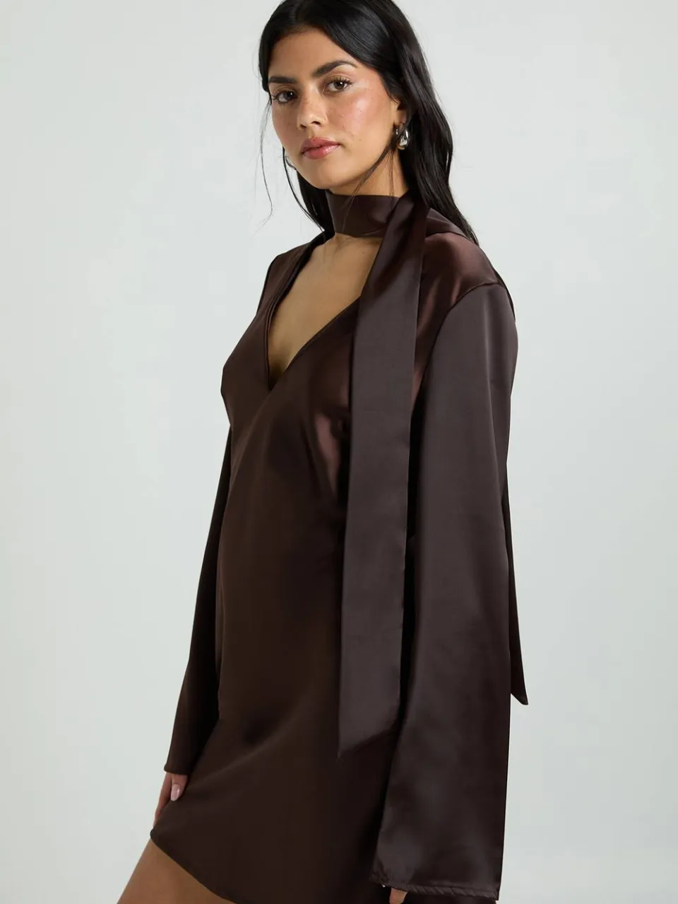 boohoo Dames Getextureerde Satijnen Sjaal Detail Shift Jurk espresso, foto 3