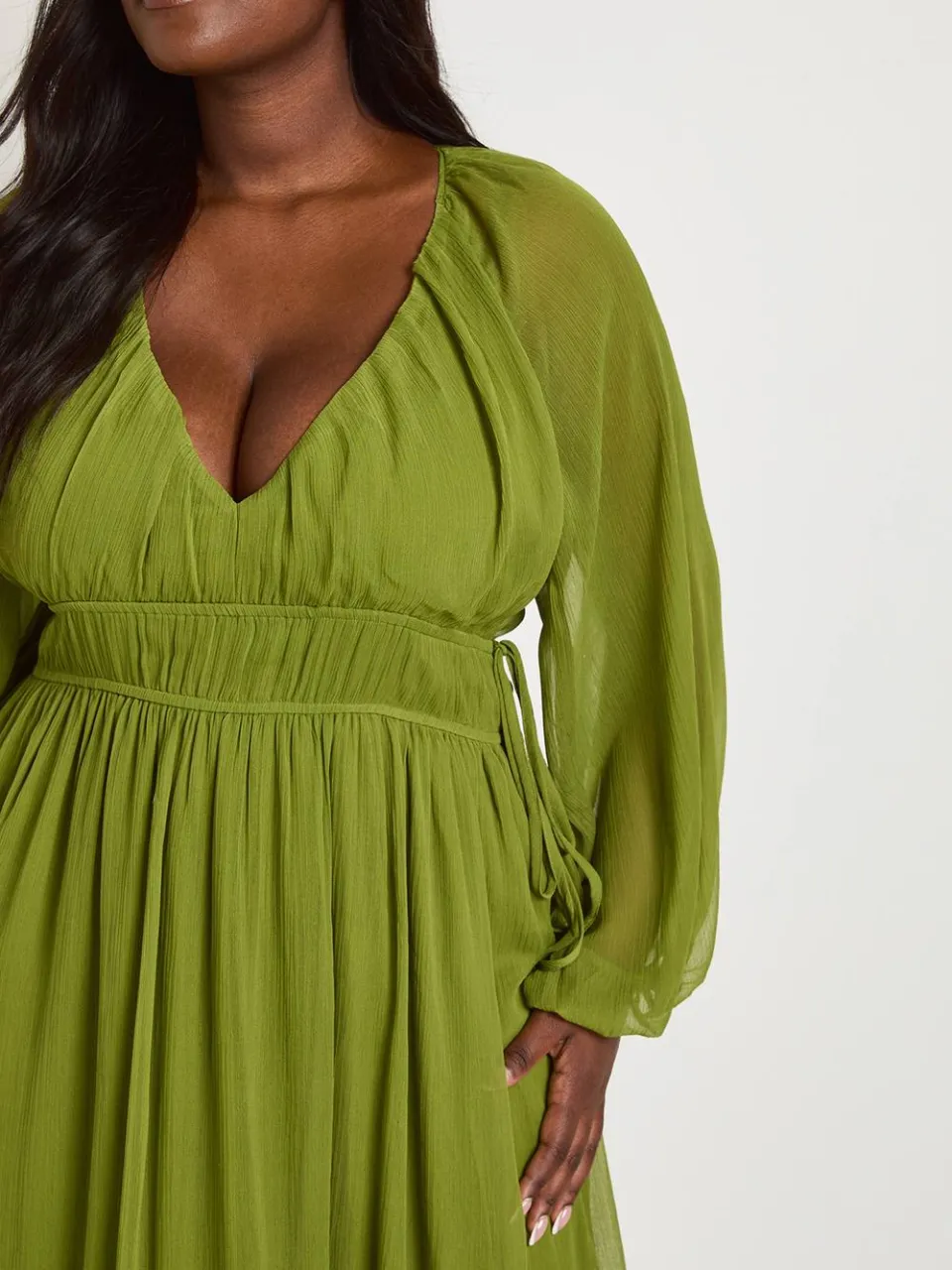 boohoo Dames Plus Chiffon Geplooide Blouson Mouw Maxi Jurk olijf, foto 4