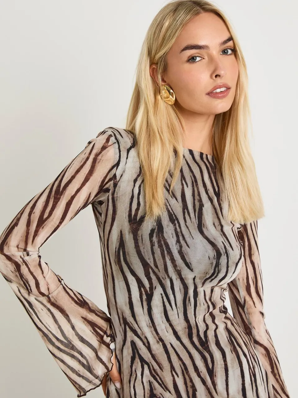 boohoo Dames Zebra gaas minijurk met uitlopende mouwen crème, foto 4