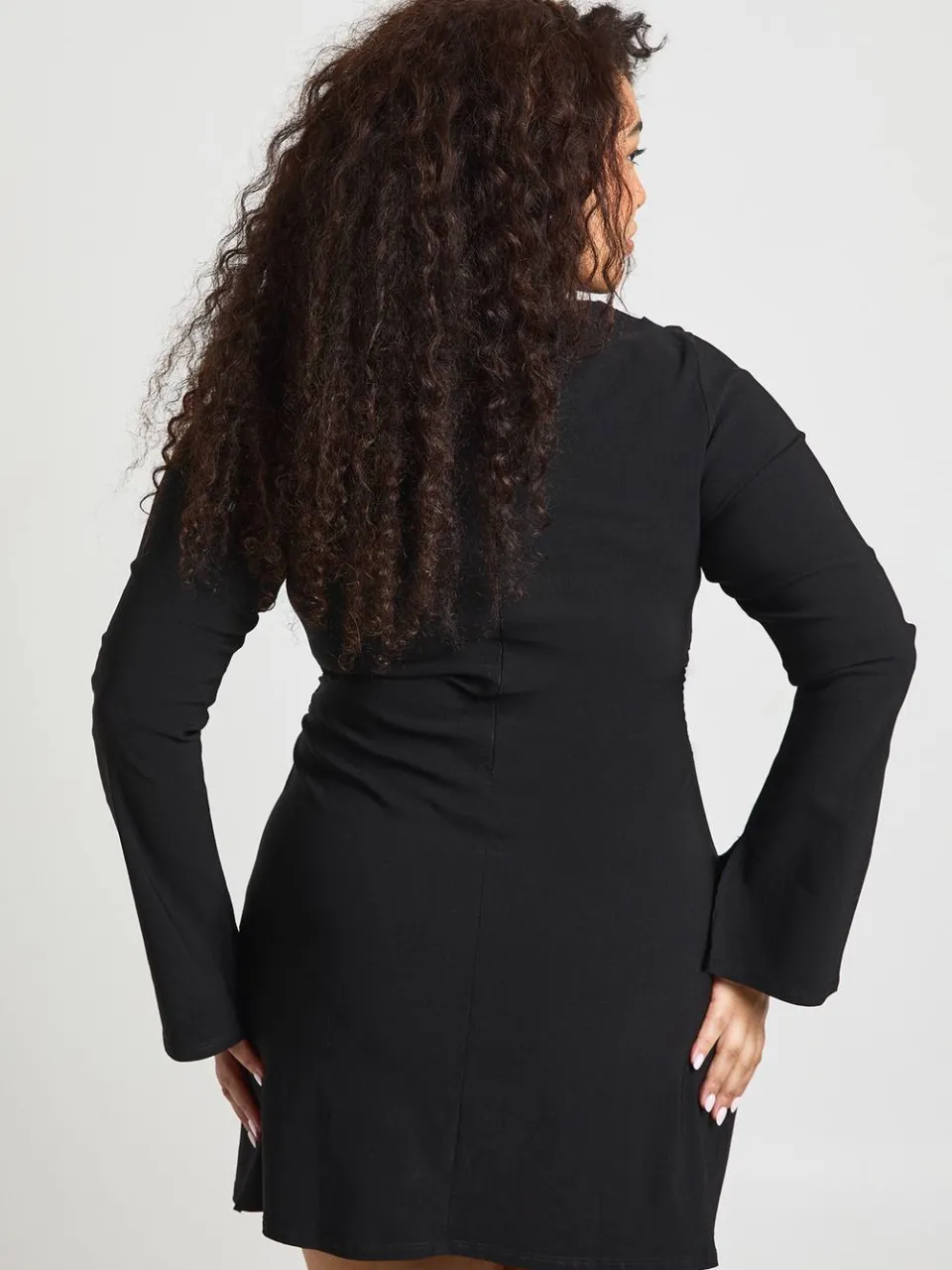 boohoo Dames Plus Gerimpelde Taille Uitlopende Mouw Mini Jurk zwart, foto 3