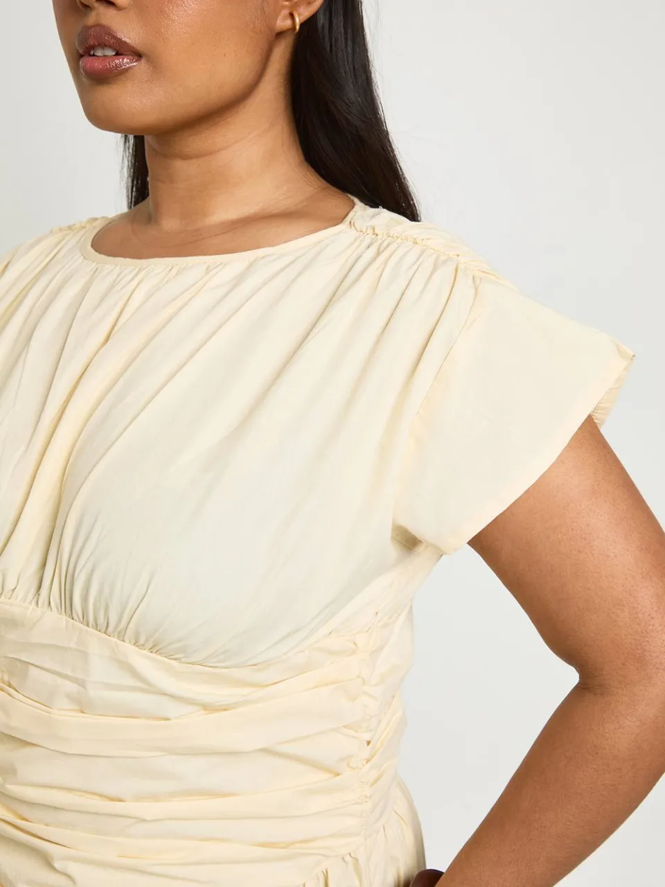 boohoo Dames Plus Maxi Jurk Met Getailleerd Detail En Rimpeleffect citroen, foto 3
