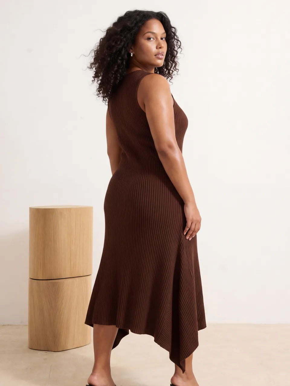 Trendyol Curve Dames Bruin Effen Midi Mouwloos Casual A-lijn Grote maten Jurk, foto 2