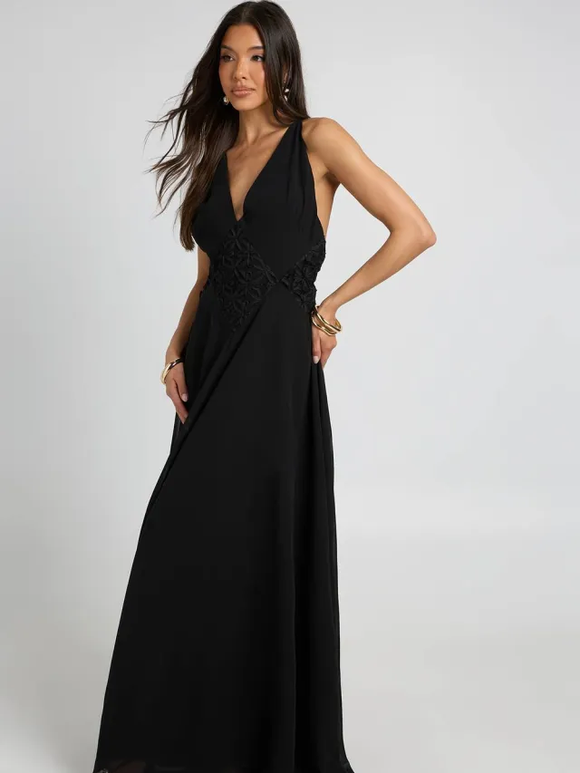 boohoo Dames Chiffon Maxi Jurk Met Applicatie Detail En Floaty Effect Zwart