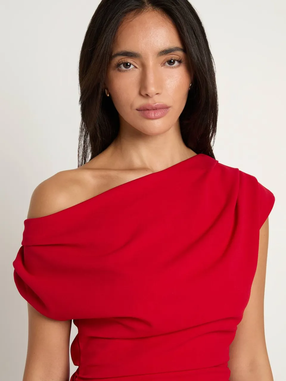 boohoo Dames Crepe Asymmetrische Hals Drape Midi Jurk rood, foto 4