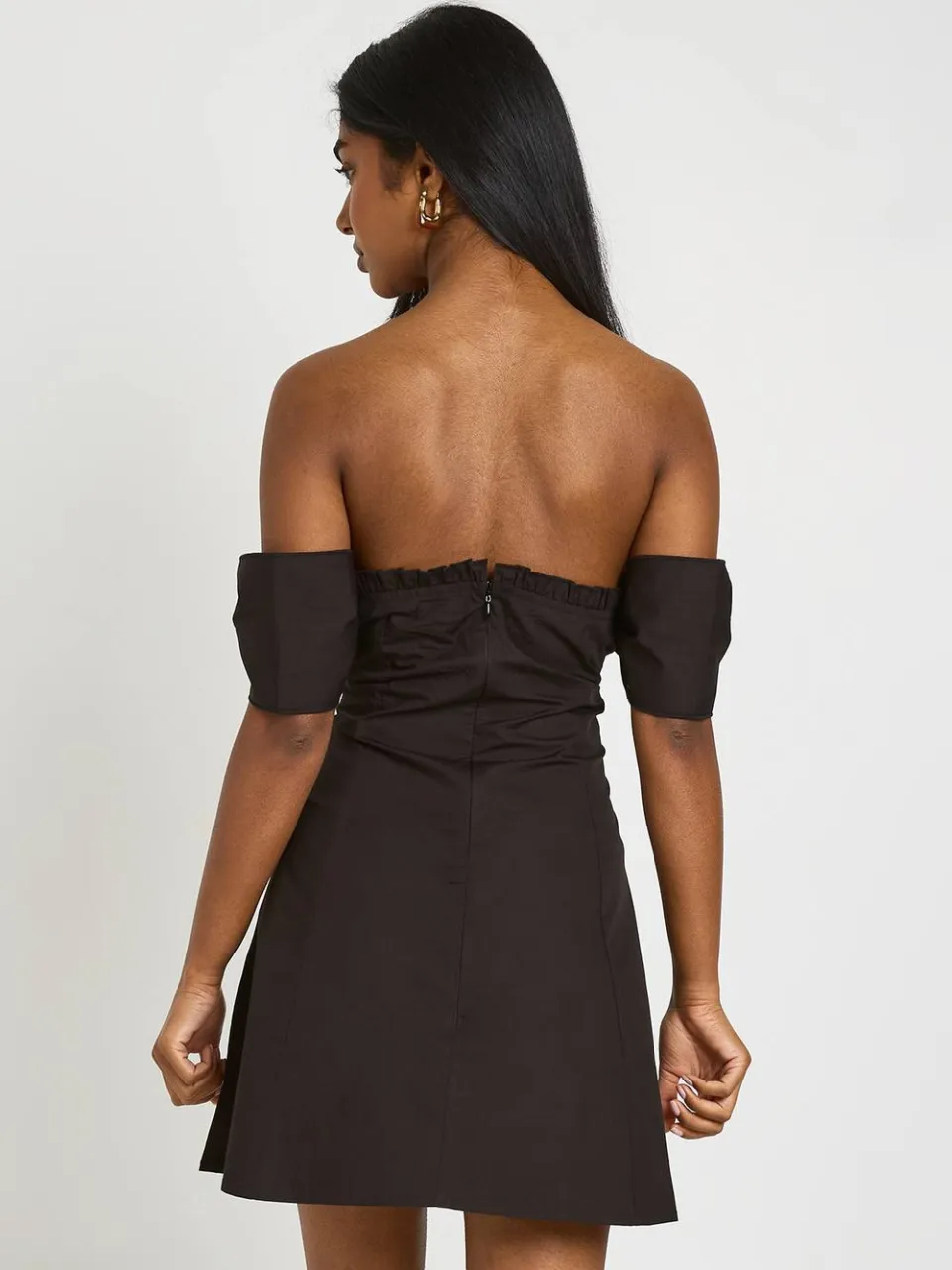 boohoo Dames Mini-jurk Met Gerimpelde Buste En Bardothals zwart, foto 2