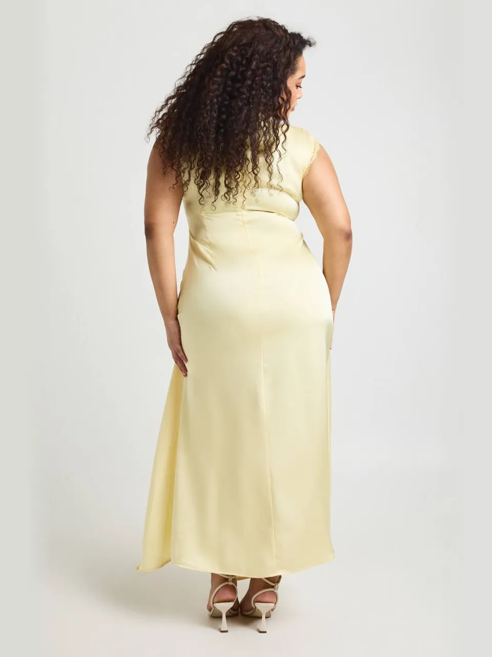 boohoo Dames Plus Satijnen Maxi-jurk Met Hoge Hals En Kantafwerking citroen, foto 2
