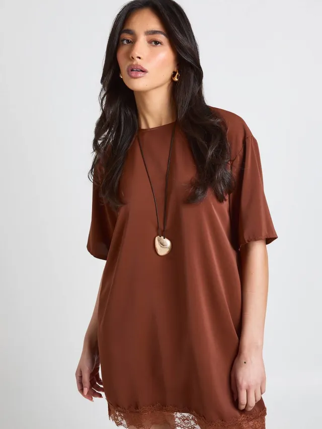 boohoo Dames Oversized Geweven T-shirt Jurk Met Kanten Zoom Chocoladebruin