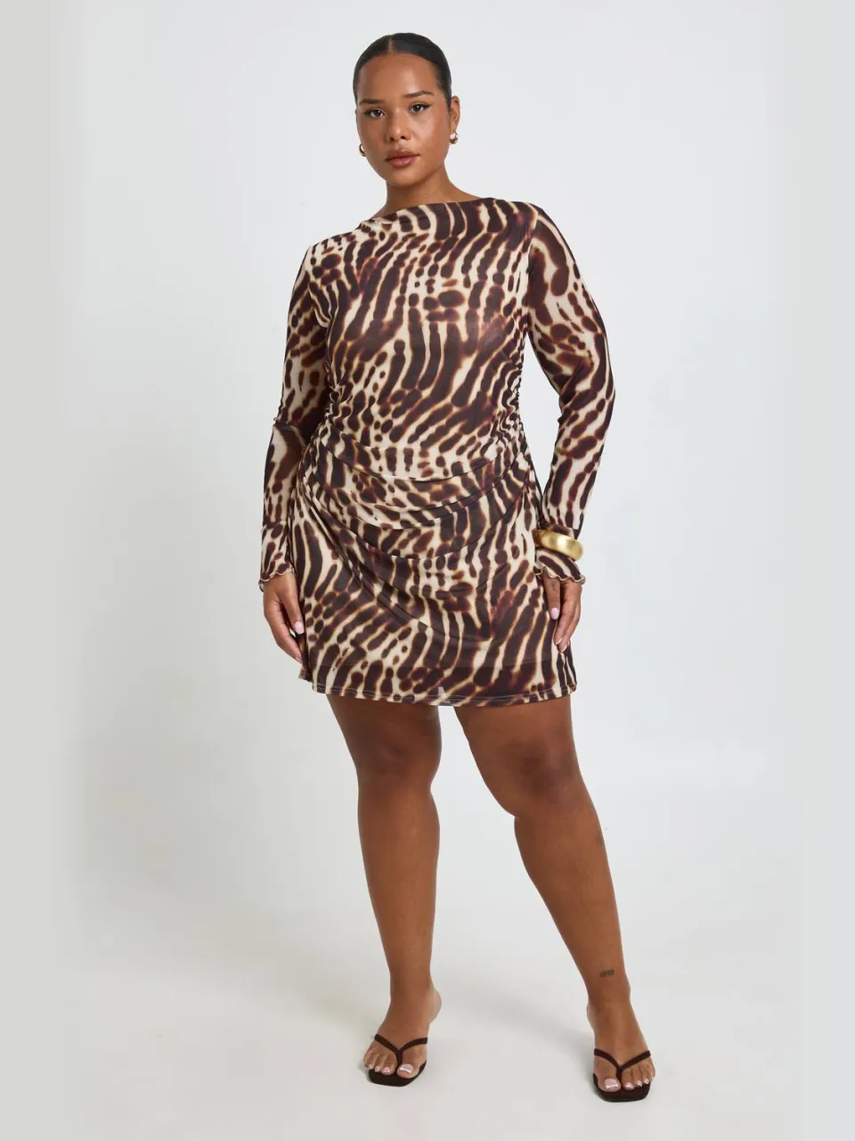 boohoo Dames Plus Grote Bloemenprint Geplooid Mini Shift Jurk Bruin