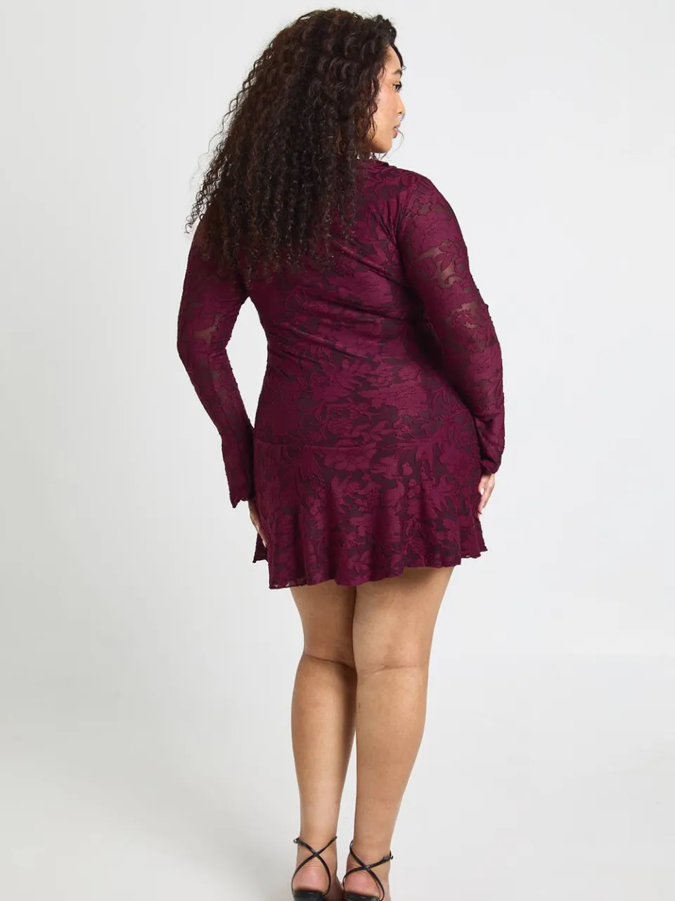 boohoo Dames Plus Burnout Bloemen Ruches Voorkant Mini Jurk bordeaux rood, foto 2