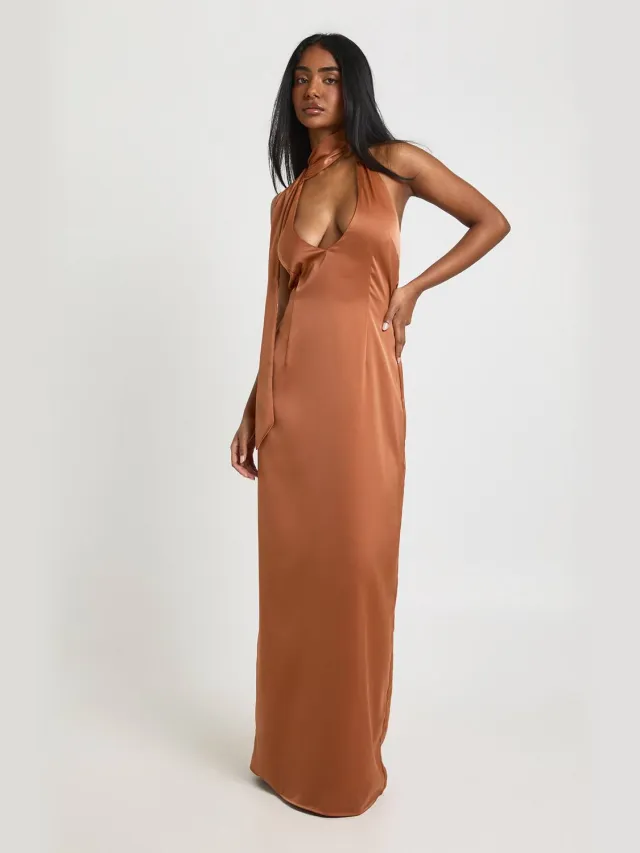 boohoo Dames Satijnen Diepe Hals Maxi Jurk Met Nekstrik Roest