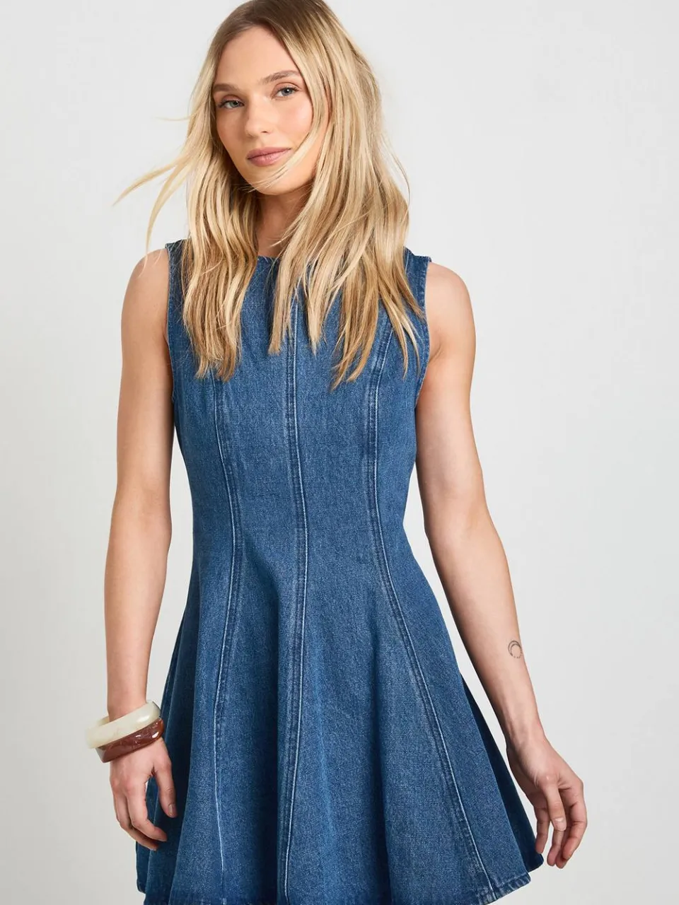 boohoo Dames Petite Mouwloze Denim Jurk Met Uitlopende Zoom, foto 3