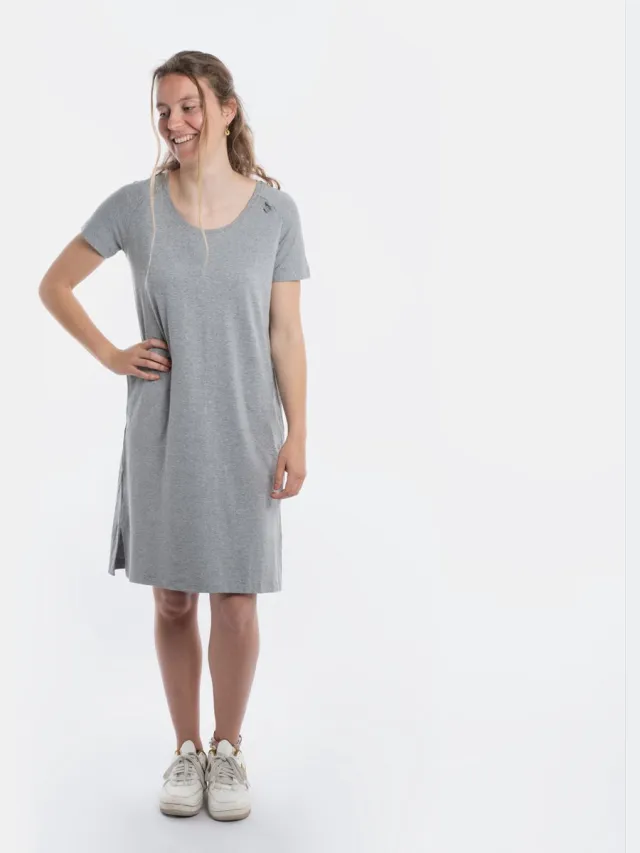 Knit Factory Lily Jurk - Dames midi-jurk met ronde hals - Rechte jurk - Korte mouwen - Jurk voor het voorjaar en de zomer - Licht Grijs