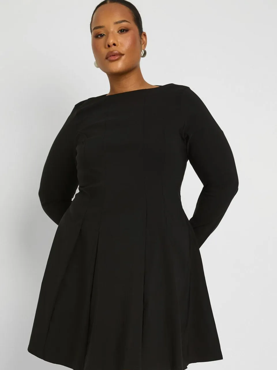 boohoo Dames Plus Bengaline Geplooide Lange Mouwen Skaterjurk zwart, foto 2