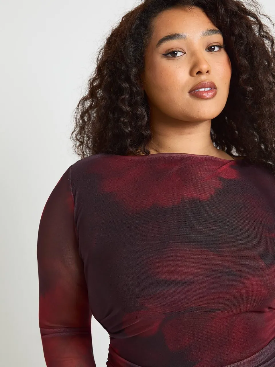boohoo Dames Plus Gebloemde Geplooide Mesh Maxi Jurk rood, foto 4
