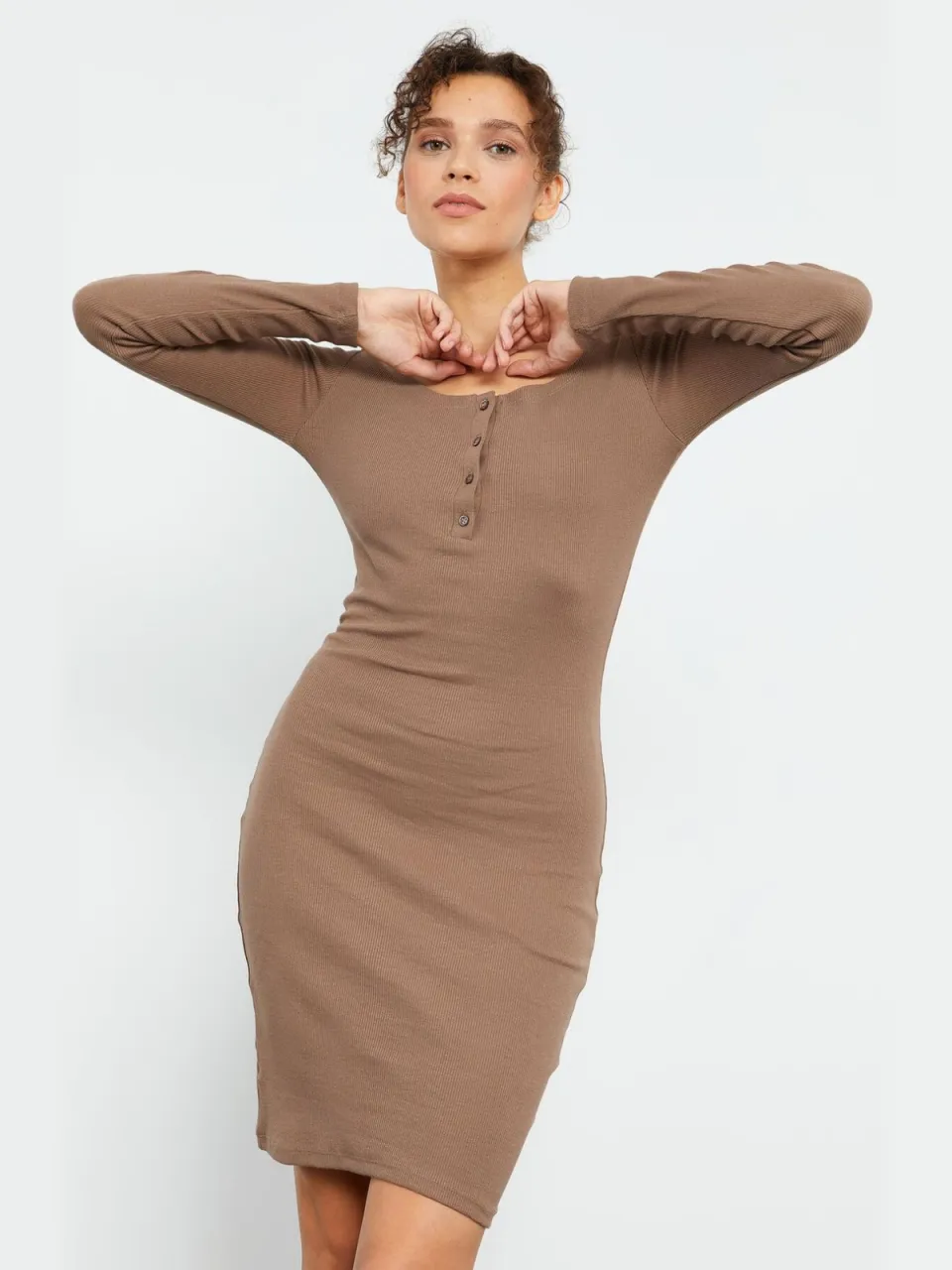 Tommy Life Korte Mouwen Bodycon Midi-jurk met Ronde Hals Beige