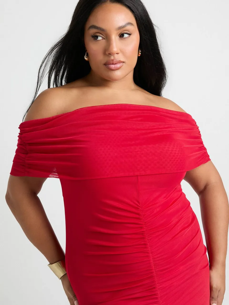 boohoo Dames Plus Mesh Bardot geraffeld maxi-jurk rood, foto 4