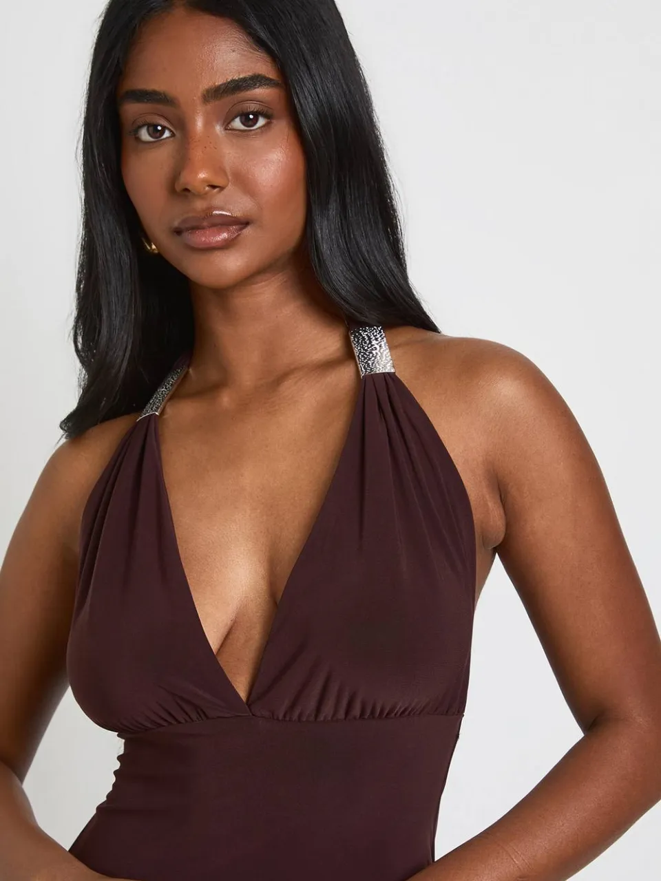 boohoo Dames Dubbellaags Slinky Jurk Met Gouden Bies, Diepe V-hals En Asymmetrische Zoom, foto 4
