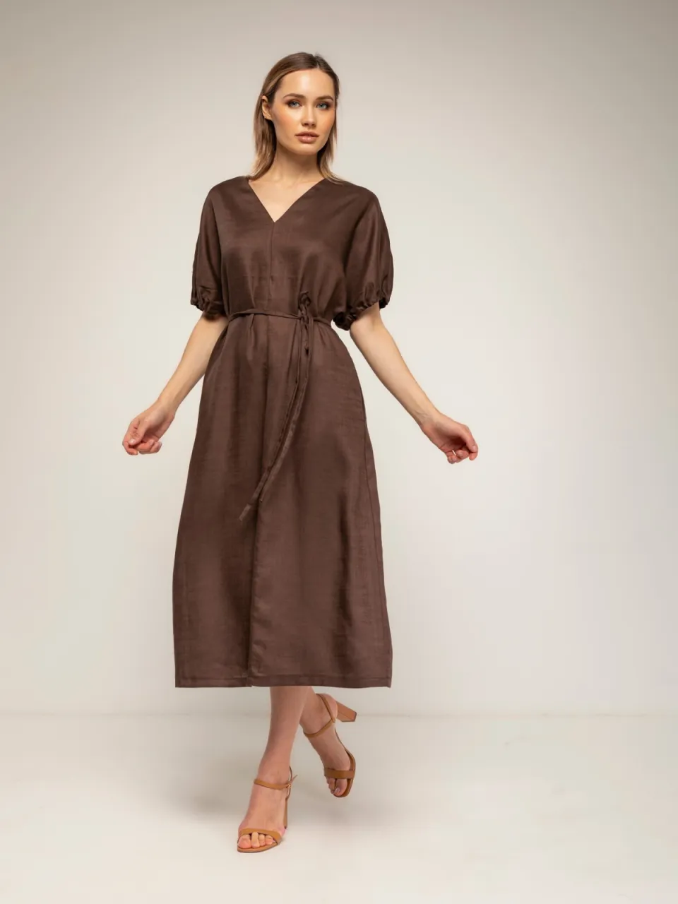Tantra Oversized jurk met gerimpelde mouwen, V-hals en een losse ceintuur bruin, foto 2