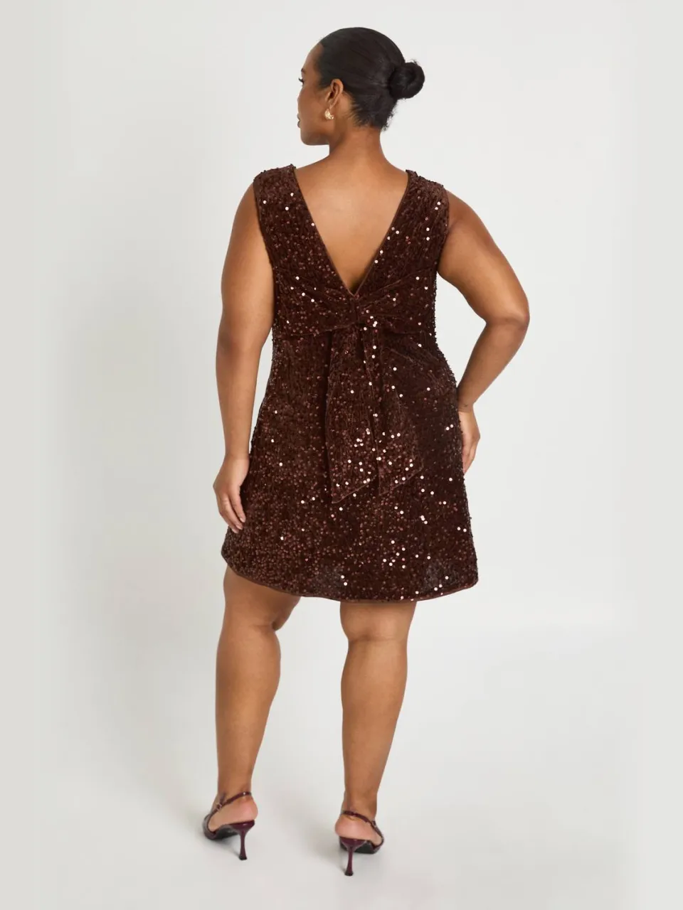 boohoo Dames Plus Fluwelen Pailletten Jurk Met Strik Op De Rug chocoladebruin, foto 3