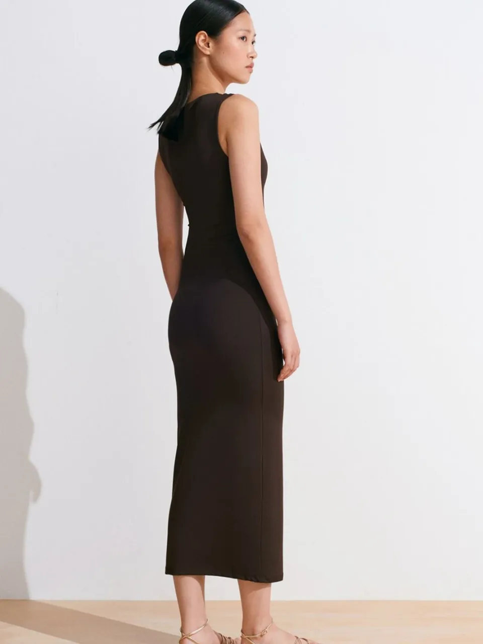 Dilvin Mouwloze Bodycon Midi Jurk met Accessoire Detail bruin, foto 2