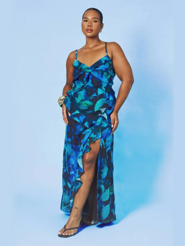 boohoo Dames Plus Bedrukte Ruches Bandjes Maxi Jurk Blauw