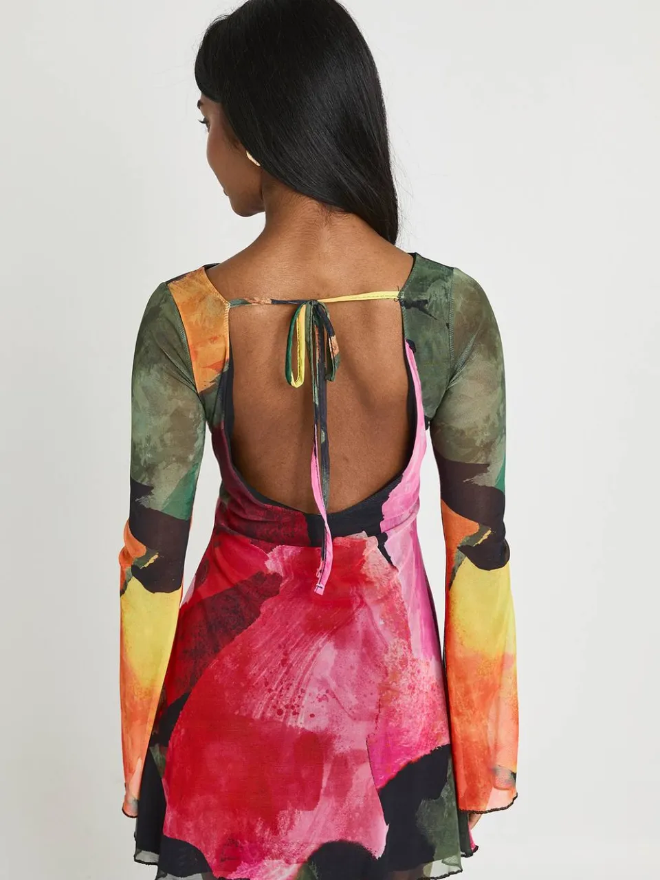 boohoo Dames Bloemen Mini Jurk Met Uitlopende Mouwen Van Mesh zwart, foto 2