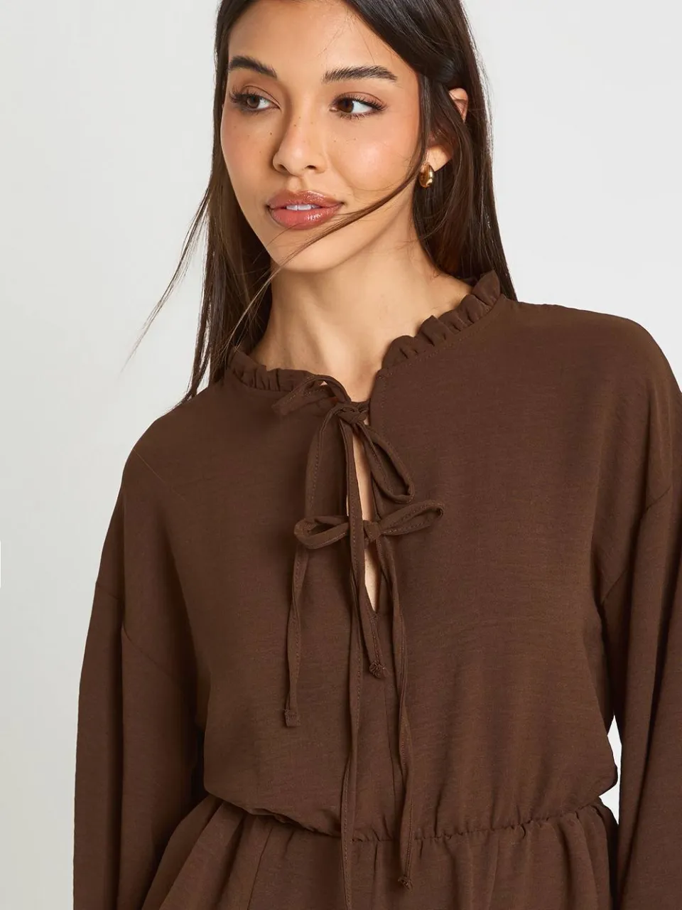 boohoo Dames Gehamerde Ruffle Detail Smock Jurk chocoladebruin, foto 4