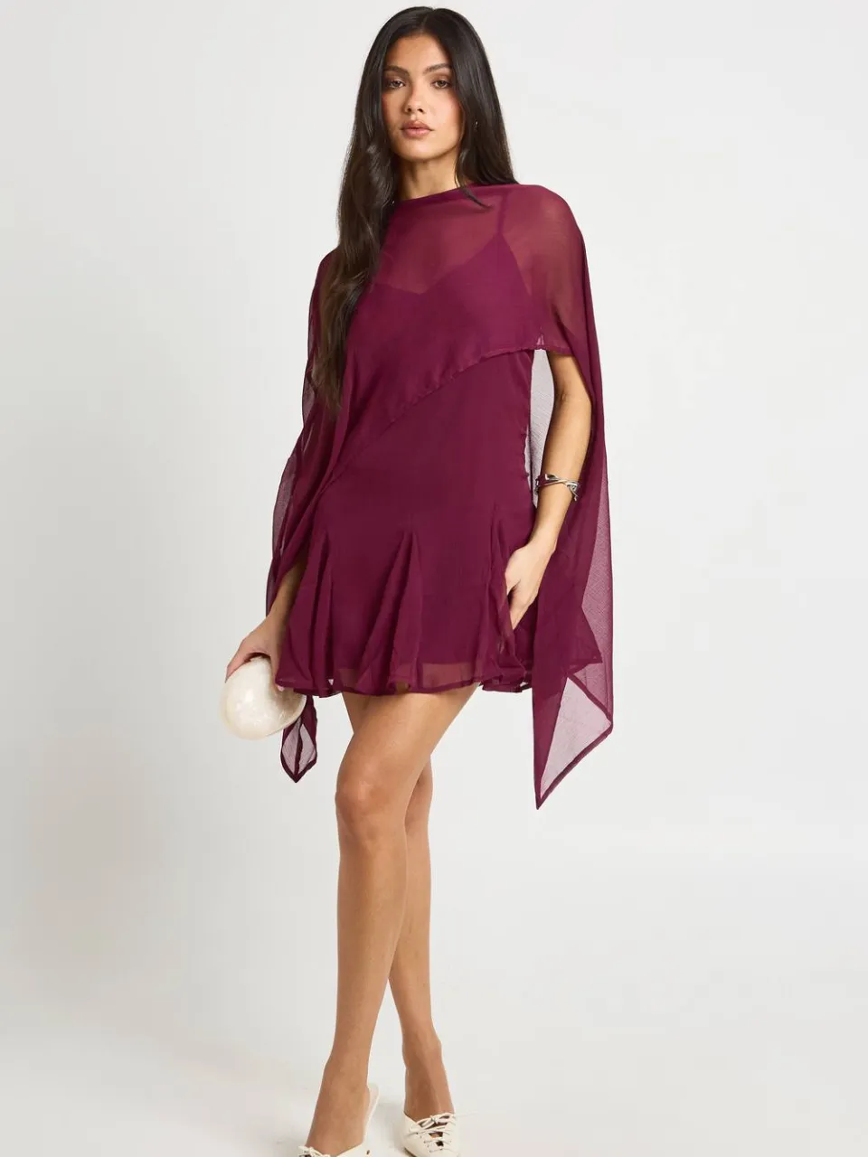boohoo Dames Chiffon Mini Jurk Met Godet Zoom En Cape Detail bessen, foto 2