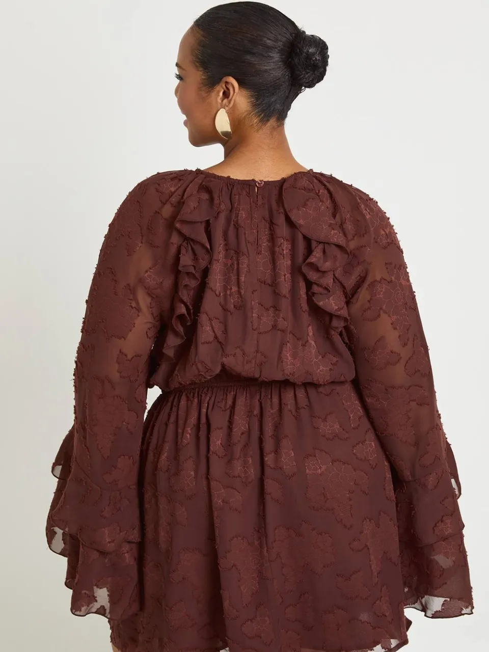boohoo Dames Plus Burnout Bloemen Ruches Smock Jurk chocoladebruin, foto 2