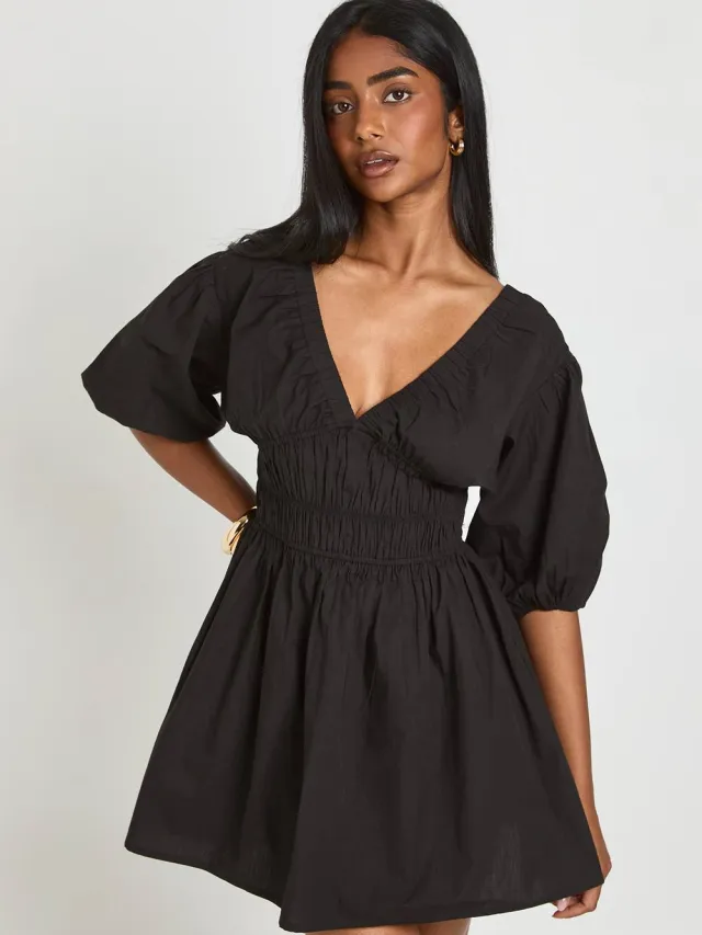 boohoo Dames Katoenen Poplin Mini Jurk Met Gerimpeld Lijfje, V-hals En Pofmouwen Zwart