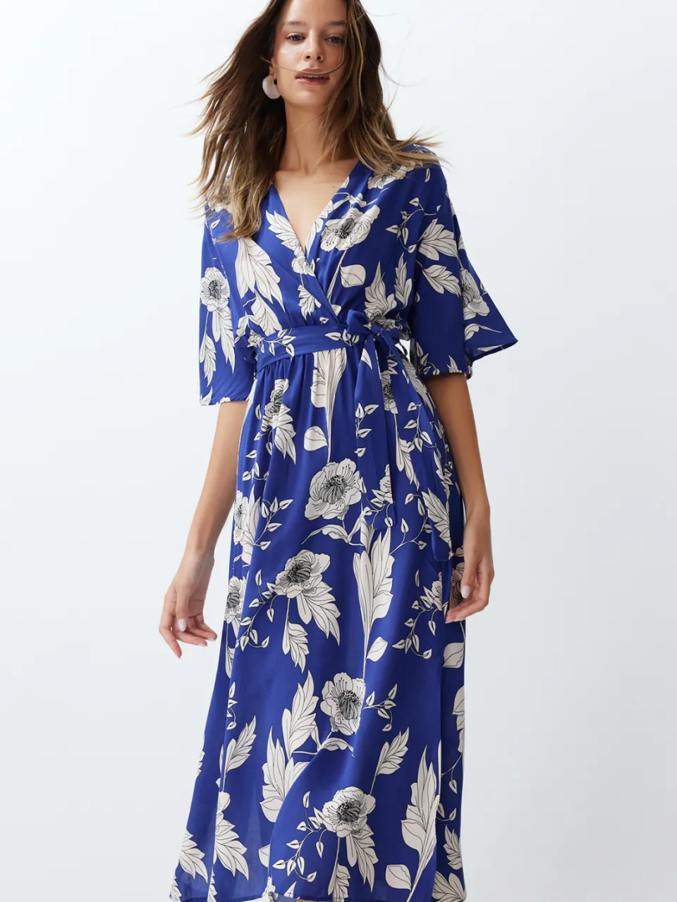 Trendyol TRENDYOLMİLLA Dames Blauw Bloemen Midi Kort Casual Double-breasted Jurken, foto 2