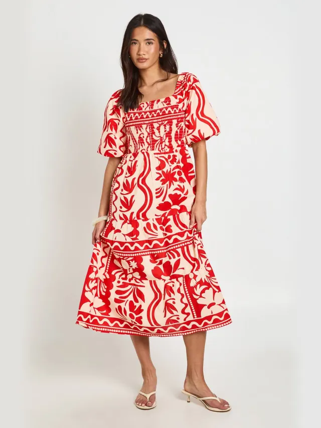 boohoo Dames Petite Jurk Met Bloemenprint In Linnenlook, Volumemouwen En Gelaagd Midaxi-model Rood