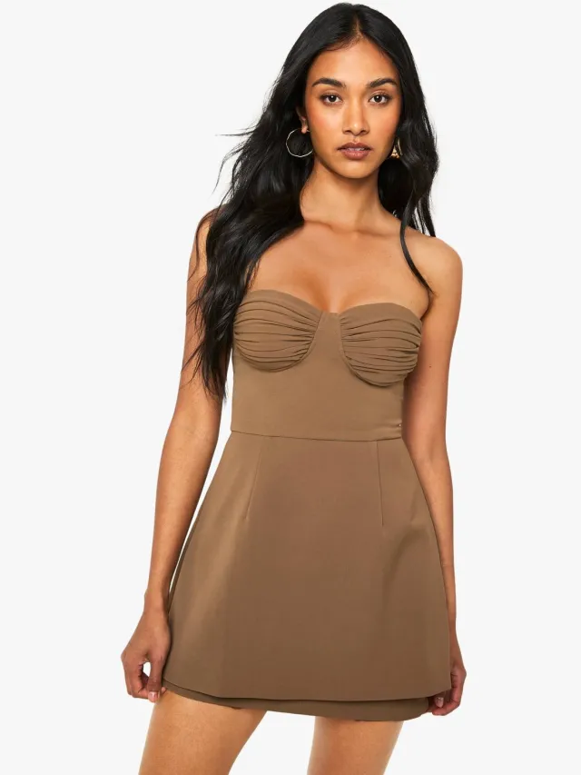 boohoo Dames Op maat gemaakte geplooide A-lijn mini-jurk Mokka