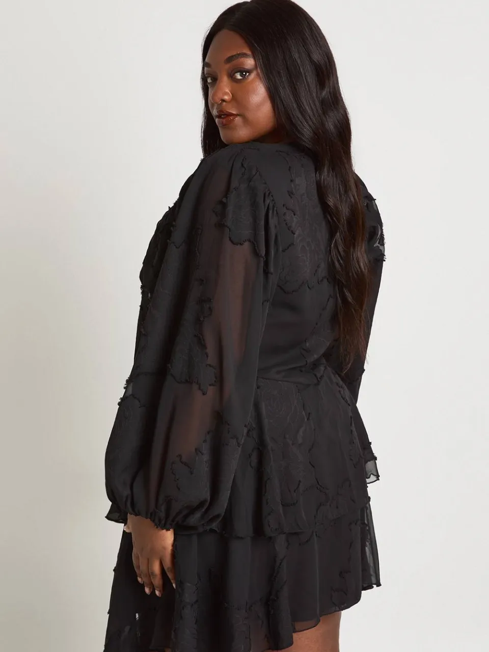 boohoo Dames Plus Bloemen Burnout Volume Mouw Ruche Zoom Skater Jurk zwart, foto 2