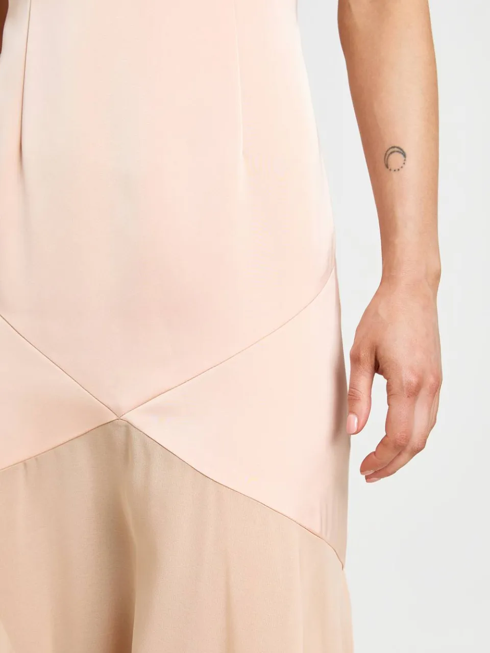 boohoo Dames Petite Satijnen En Chiffon Mix Geplooide Maxi Jurk perzik, foto 4