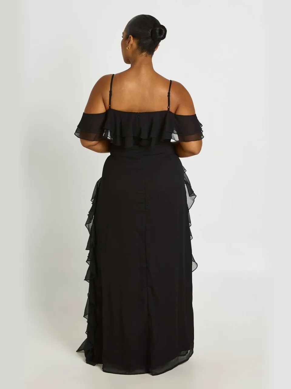 boohoo Dames Plus Chiffon Ruche Cold Shoulder Maxi Jurk zwart, foto 2