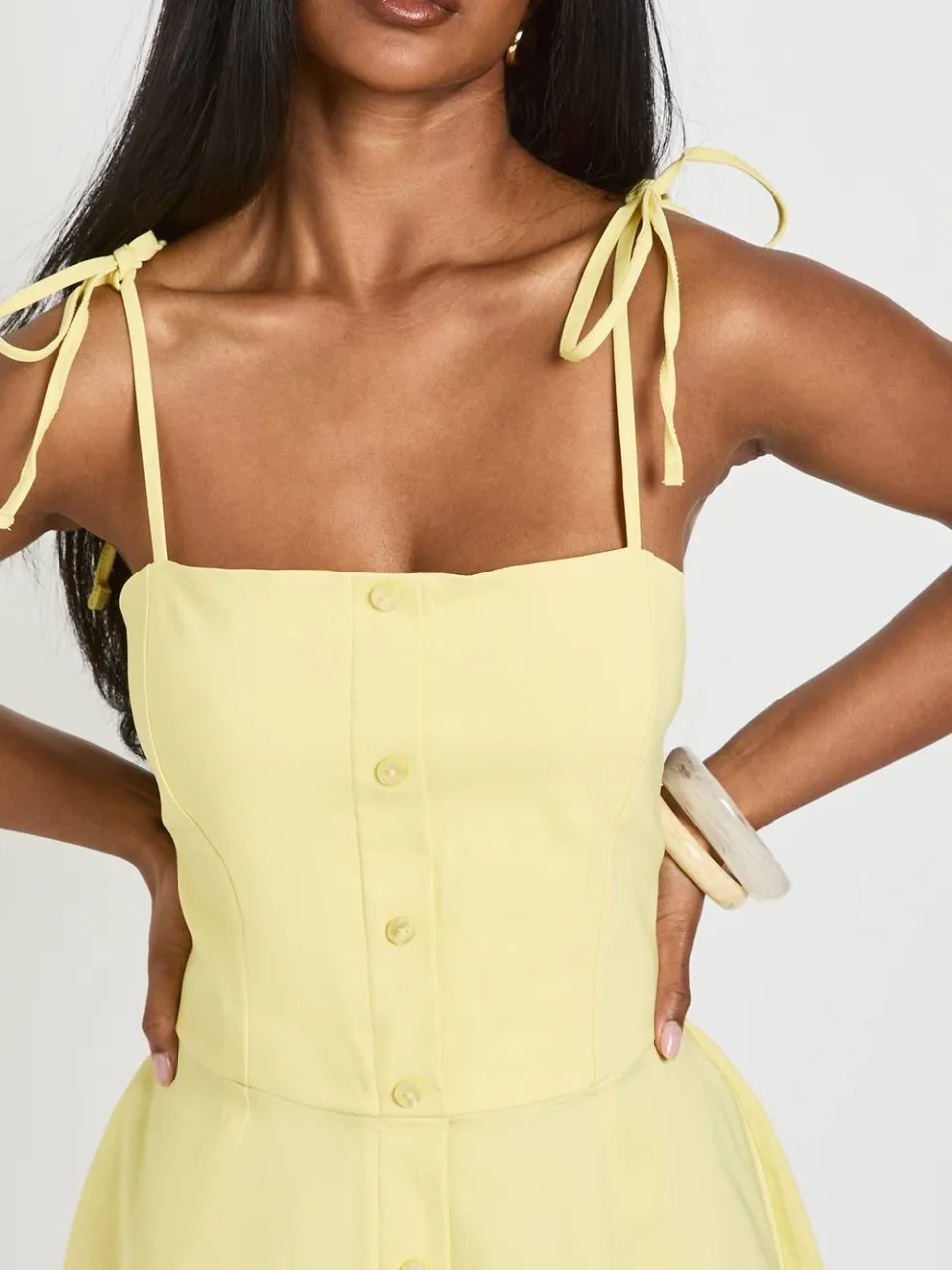 boohoo Dames Bengaline Doorknoop Cami Jurk citroen, foto 4