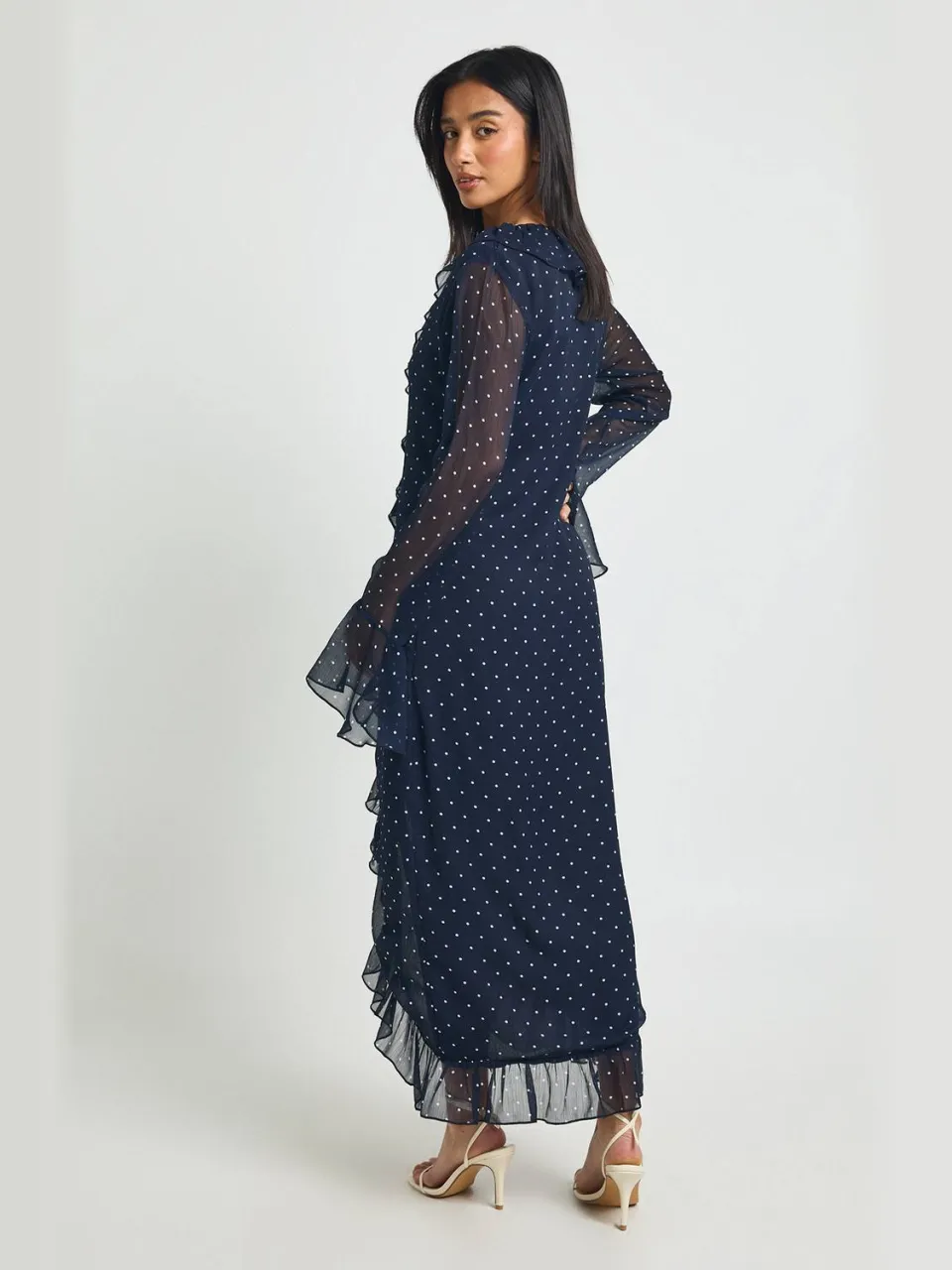 boohoo Dames Petite Chiffon Polkadot Ruffle Detail Midi Jurk marineblauw, foto 3
