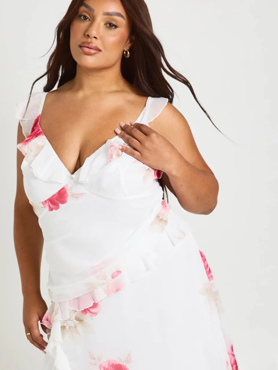 boohoo Dames Plus Maat Chiffon Maxi Jurk Met Bloemenprint, Plunge Hals En Ruche Details ivoor, foto 4